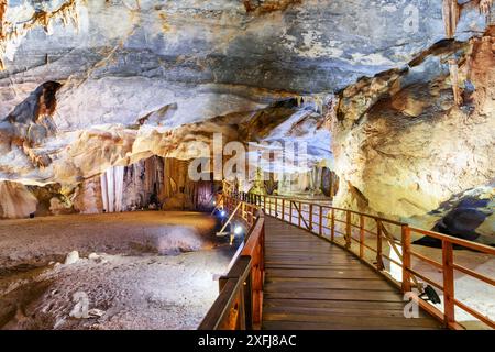 Hölzerner Fußweg durch den natürlichen unterirdischen Korridor in der Paradise Cave (Thien Duong Cave) im Phong Nha-Ke Bang Nationalpark in Vietnam. Stockfoto