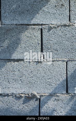 Alter grauer Zementhintergrund mit Betonblockwand Stockfoto