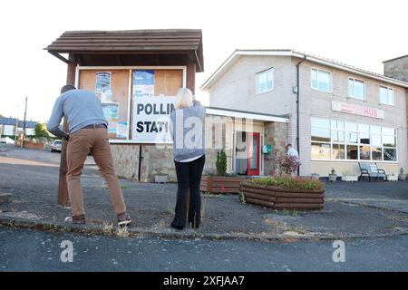 Hereford, Herefordshire, Vereinigtes Königreich – Freitag, 4. Juli 2024 – Eine Wahlstation bereitet sich auf die Eröffnung vor 7 Uhr in Hereford im Wahlkreis Hereford und South Herefordshire vor – Foto Steven May / Alamy Live News Stockfoto