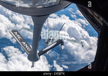 Ein NORAD CF-18 aus der kanadischen NORAD-Region erhält Kraftstoff von einem 101st Air Betanking Wing KC-135 Stratotanker der Maine Air National Guard Stockfoto