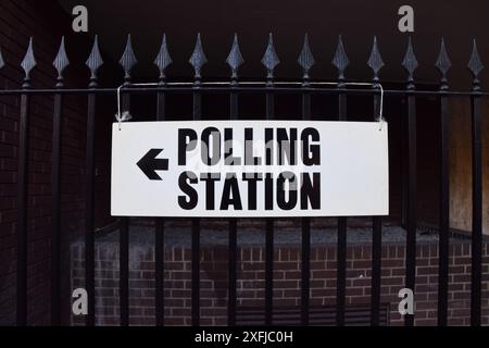 London, Großbritannien. Juli 2024. Eine Wahlstation in Zentral-London, da die Wahlen bei den britischen Parlamentswahlen stattfinden. Quelle: Vuk Valcic/Alamy Live News Stockfoto