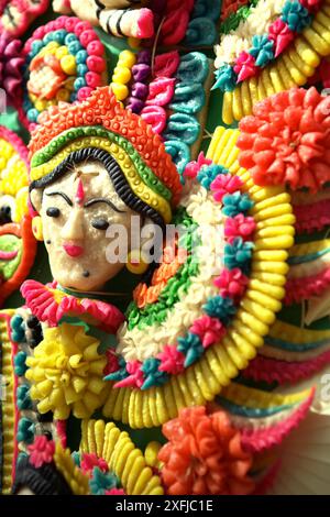 Traditionelle, skulpturale Kunst aus Reismehl als Opfergabe für spirituelle Zeremonien in Bedugul, Tabanan, Bali, Indonesien. Stockfoto