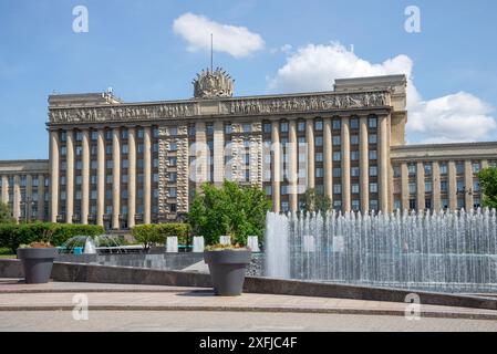 ST. PETERSBURG, RUSSLAND - 30. JUNI 2024: Haus der Sowjets auf dem Moskowskaja-Platz. Sankt Petersburg Stockfoto