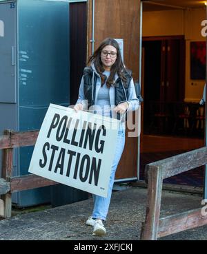 Brentwood, uk Essex 4. Juli 2024 Mitarbeiter eröffnen eine Wahlstation im Bardswell Social Club, für die Parlamentswahlen Credit: Richard Lincoln/Alamy Live News Stockfoto