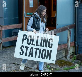 Brentwood, uk Essex 4. Juli 2024 Mitarbeiter eröffnen eine Wahlstation im Bardswell Social Club, für die Parlamentswahlen Credit: Richard Lincoln/Alamy Live News Stockfoto