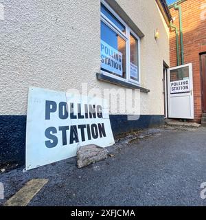 Dunsford, Devon, Großbritannien. Juli 2024. Parlamentswahlen: Wahllokale stehen zur Abstimmung offen. Dunsford, Devon, UK Credit: Nidpor/Alamy Live News Stockfoto