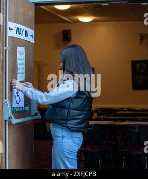 Brentwood, uk Essex 4. Juli 2024 Mitarbeiter eröffnen eine Wahlstation im Bardswell Social Club, für die Parlamentswahlen Credit: Richard Lincoln/Alamy Live News Stockfoto