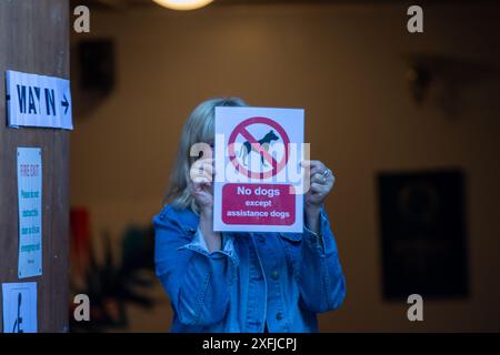 Brentwood, uk Essex 4. Juli 2024 Mitarbeiter eröffnen eine Wahlstation im Bardswell Social Club, für die Parlamentswahlen Credit: Richard Lincoln/Alamy Live News Stockfoto