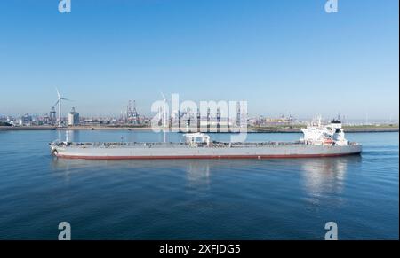 Öltanker Christina mit Europoort Rotterdam im Hintergrund, Niederlande, Europa Stockfoto