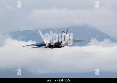 Ein F-22 Raptor, der dem 3. Flügel zugewiesen wurde, startet während des von der deutschen Luftwaffe geführten Einsatzes Pacific Skies 24 auf der Joint Base Elmendorf-Richardson, Alaska. Stockfoto