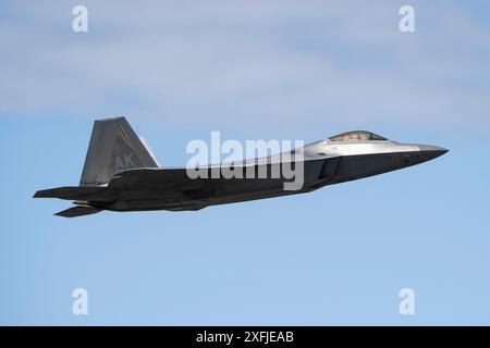 Ein F-22 Raptor der US-Luftwaffe, der dem 3. Flügel zugewiesen ist, fliegt über der Joint Base Elmendorf-Richardson während des von der deutschen Luftwaffe geführten Einsatzes Pacific Skies Stockfoto