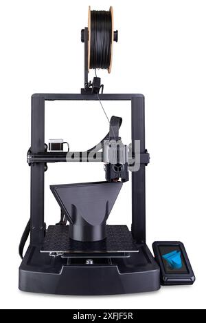 3D-Hochgeschwindigkeitsdrucker mit Spule aus schwarzem PLA-Filamentmaterial, der Prototyp auf weißem Hintergrund druckt. Modernes Zukunftsgeschäft und industrielles Co Stockfoto