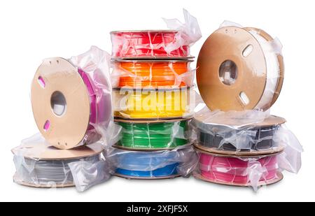 Stapelstapel aus vakuumversiegeltem PLA-3D-Druckfilamentmaterial auf recycelbaren Papierspulen aus Karton, isoliert auf weißem Hintergrund. FDM-Druckertechnologie Stockfoto
