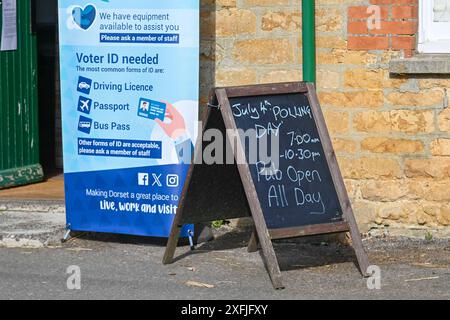 Powerstock, Dorset, Großbritannien. Juli 2024. UK General Election: Eine Wahlstation im Three Horseshoes Pub in Powerstock in Dorset. Bildnachweis: Graham Hunt/Alamy Live News Stockfoto