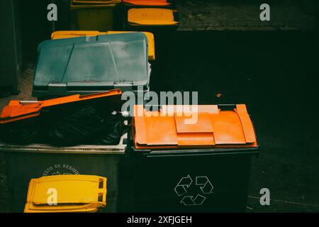 Bunte, helle Müllcontainer zum Sortieren von Verschiedenarmaturen im Hinterhof. Mülltonnen zur Trennung verschiedener Arten von Abfallstoffen. Mülleimer. Stockfoto