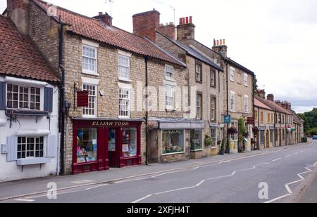 Bridge Street in Helmsley, einer georgianischen Stadt in Ryedale am Fluss Rye Stockfoto