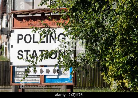 St. Andrew's Church, Westcliff on Sea, Essex, Großbritannien. Juli 2024. Die Wähler sind auf dem Weg zu den Wahllokalen im Wahlkreis Southend West & Leigh, der seit seiner Bildung im Jahr 1950 nie etwas anderes als einen konservativen Abgeordneten zurückgegeben hat Stockfoto