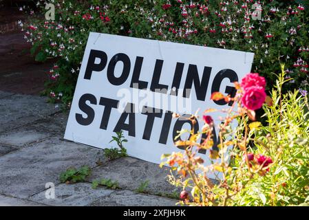 St. Andrew's Church, Westcliff on Sea, Essex, Großbritannien. Juli 2024. Die Wähler sind auf dem Weg zu den Wahllokalen im Wahlkreis Southend West & Leigh, der seit seiner Bildung im Jahr 1950 nie etwas anderes als einen konservativen Abgeordneten zurückgegeben hat Stockfoto