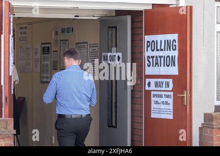 Westcliff Free Church, Westcliff on Sea, Essex, Großbritannien. Juli 2024. Die Wähler sind auf dem Weg zu den Wahllokalen im Wahlkreis Southend West & Leigh, der seit seiner Bildung im Jahr 1950 nie etwas anderes als einen konservativen Abgeordneten zurückgegeben hat Stockfoto