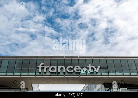 Schild an der Fassade des Hauptsitzes von France Télévisions, einem nationalen Unternehmen, das öffentlich-rechtliche Fernsehsender in Frankreich verwaltet Stockfoto