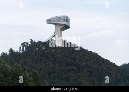 Bergisel Skisprung entworfen von Zaha Hadid von der Brenner Autobahn A13 in Innsbruck, Tirol, Österreich © Wojciech Strozyk / Alamy Stock Photo Stockfoto