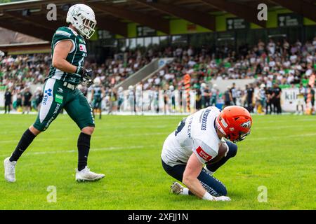 Touchdown-Catch von Michael Mayer (3, WR, ifm Razorbacks Ravensburg) vor Niclas Lux (23, DB, Schwaebisch Hall Unicorns) GER, Schwaebisch Hall Unicorns vs ifm Ravensburg Razorbacks, American Football, GFL, Saison 2024, Woche 8, 29.06.2024, Foto: Eibner-Pressefoto/Florian Wolf Stockfoto