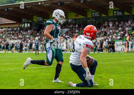 Touchdown-Catch von Michael Mayer (3, WR, ifm Razorbacks Ravensburg) vor Niclas Lux (23, DB, Schwaebisch Hall Unicorns) GER, Schwaebisch Hall Unicorns vs ifm Ravensburg Razorbacks, American Football, GFL, Saison 2024, Woche 8, 29.06.2024, Foto: Eibner-Pressefoto/Florian Wolf Stockfoto