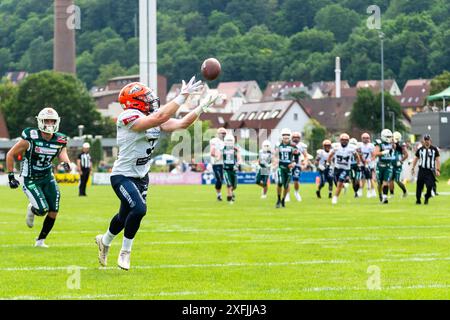 Touchdown-Catch von Michael Mayer (3, WR, ifm Razorbacks Ravensburg) vor Niclas Lux (23, DB, Schwaebisch Hall Unicorns) GER, Schwaebisch Hall Unicorns vs ifm Ravensburg Razorbacks, American Football, GFL, Saison 2024, Woche 8, 29.06.2024, Foto: Eibner-Pressefoto/Florian Wolf Stockfoto