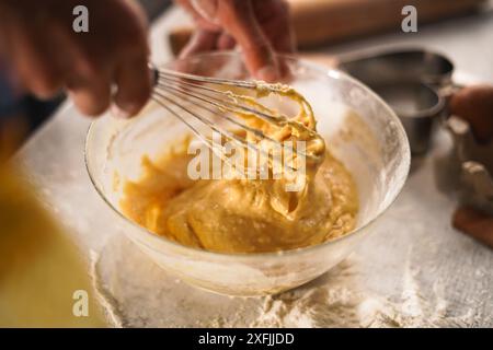Mischen des Teigs zum Backen in einer Glasschale Stockfoto