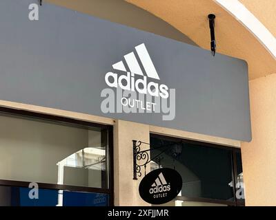 Belgrad, Serbien - 16. Juni 2024: Adidas Outlet Store präsentiert Sportbekleidung und Schuhe, perfekt für urbanes Marketing und Einzelhandel Stockfoto