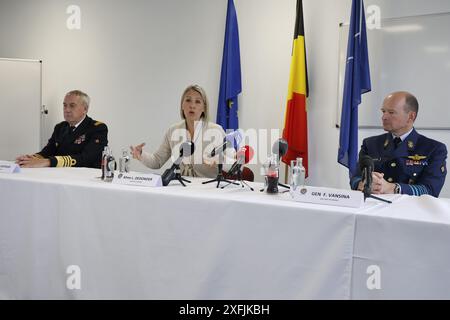 Brüssel, Belgien Juli 2024. Der scheidende Verteidigungschef Admiral Michel Hofman, Verteidigungsminister Ludivine Dedonder und der neue Verteidigungschef Frederik Vansina, die am Donnerstag, den 4. Juli 2024 in Brüssel anlässlich einer Pressekonferenz der belgischen Verteidigung vorgestellt wurden, um einen neuen Stabschef vorzustellen. Generalleutnant Vansina tritt die Nachfolge von Admiral Hofman an, der den aktiven Dienst verlässt. BELGA FOTO NICOLAS MAETERLINCK Credit: Belga News Agency/Alamy Live News Stockfoto