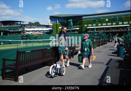 Das Bodenpersonal bereitet die Außenplätze am vierten Tag der Wimbledon Championships 2024 im All England Lawn Tennis and Croquet Club in London vor. Bilddatum: Donnerstag, 4. Juli 2024. Stockfoto