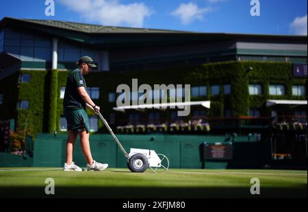 Das Bodenpersonal bereitet die Außenplätze am vierten Tag der Wimbledon Championships 2024 im All England Lawn Tennis and Croquet Club in London vor. Bilddatum: Donnerstag, 4. Juli 2024. Stockfoto