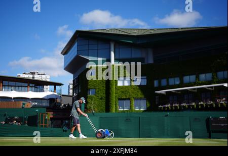 Das Bodenpersonal bereitet die Außenplätze am vierten Tag der Wimbledon Championships 2024 im All England Lawn Tennis and Croquet Club in London vor. Bilddatum: Donnerstag, 4. Juli 2024. Stockfoto