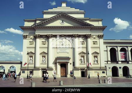 Denkmalgeschütztes Denkmal der St. Annenkirche im historischen Zentrum Stare Miasto von Warschau, Polen, in der Nähe des Schlossplatzes, Krakowskie Przedmieście Straße. Stockfoto