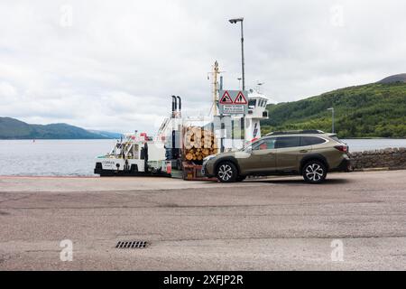 Fahrzeuge werden auf die Corran Ferry am Argour Terminal, Highland, Schottland, Großbritannien geladen. Stockfoto