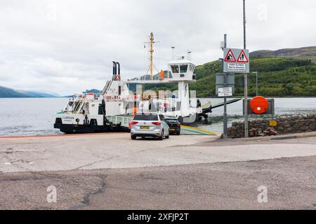 Fahrzeuge werden auf die Corran Ferry am Argour Terminal, Highland, Schottland, Großbritannien geladen. Stockfoto