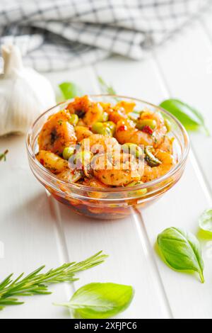 Frischer Salat mit Garnelen und Edamame Sojabohnen in einer Schüssel auf einem weißen Tisch. Stockfoto