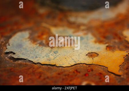 Abstraktes Metall orange brauner blauer Rosthintergrund. Schleifen Risse, Kratzer Textur. Blaue Farbe kommt von der Wandoberfläche. Ungleichmäßige Kanten, Ränder. Stockfoto