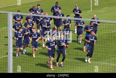 Gelsenkirchen, Deutschland. Juni 2024. firo: 27.06.2024, Fußball, 2. Liga, 2. Bundesliga, Saison 2024/2025, FC Schalke 04, Training, Einlauf, Aufwärmteam, Team Credit: dpa/Alamy Live News Stockfoto