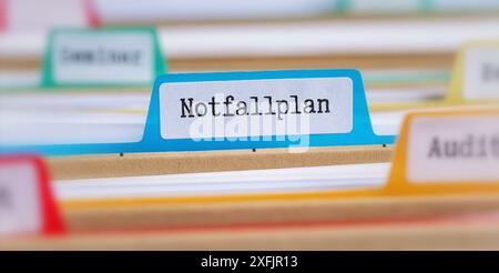 Aktenordner mit der Registerkarte Notfallplan auf deutsch – Notfallplan Stockfoto