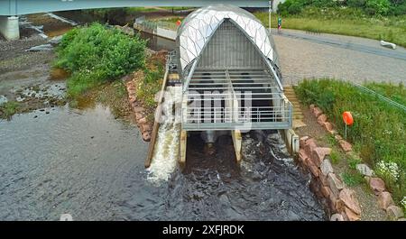 Hydro Ness Wasserkraftwerk am Ufer des Flusses Ness Schottland und Blick auf die beiden Archimedes-Schrauben Stockfoto