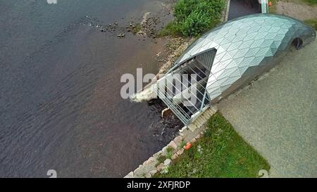 Hydro Ness Wasserkraftgenerator am Ufer des Flusses Ness Schottland aus Edelstahlplatten Stockfoto