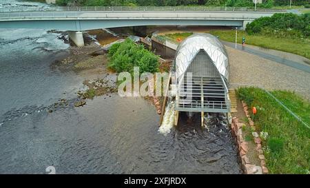 Hydro Ness Wasserkraftgenerator am Ufer des Flusses Ness Schottland Ansicht der beiden Archimedes Schrauben und der Holm Mills Bridge Stockfoto