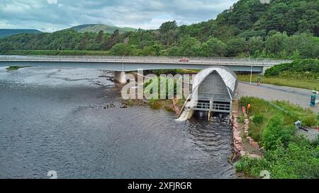 Hydro Ness Wasserkraftwerk am Fluss Ness Schottland Ansicht der beiden Archimedes Schrauben und der Holm Mills Bridge A8082 Straße Stockfoto