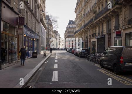 Fußgänger laufen eine Seitenstraße in Paris, Frankreich. Stockfoto