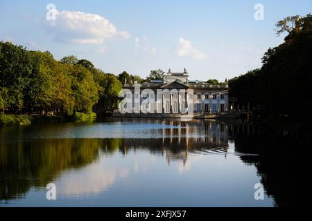 Sonnenuntergang über dem Palast Łazienki oder dem Palast des Wassers (Palast auf der Insel) im Lazienki Park in Warschau, Polen Stockfoto