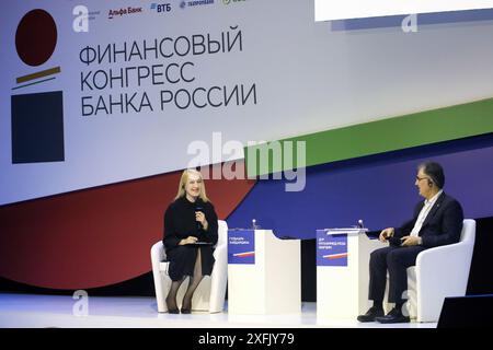 Sankt Petersburg, Russland. Juli 2024. Gulnara Khaidarshina (L), Direktorin der Abteilung für Zusammenarbeit mit internationalen Organisationen der Bank von Russland, während des Dialogs mit dem Vorsitzenden der iranischen Zentralbank des Finanzkongresses der Bank von Russland in Sankt Petersburg, Russland. Quelle: SOPA Images Limited/Alamy Live News Stockfoto