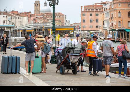 Venedig, Italien - 20. Juni 2024: Nicht identifizierte Menschen auf den Straßen von Venedig. Stockfoto