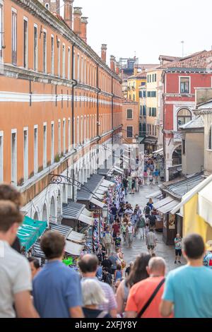 Venedig, Italien - 20. Juni 2024: Nicht identifizierte Menschen auf den Straßen von Venedig. Stockfoto